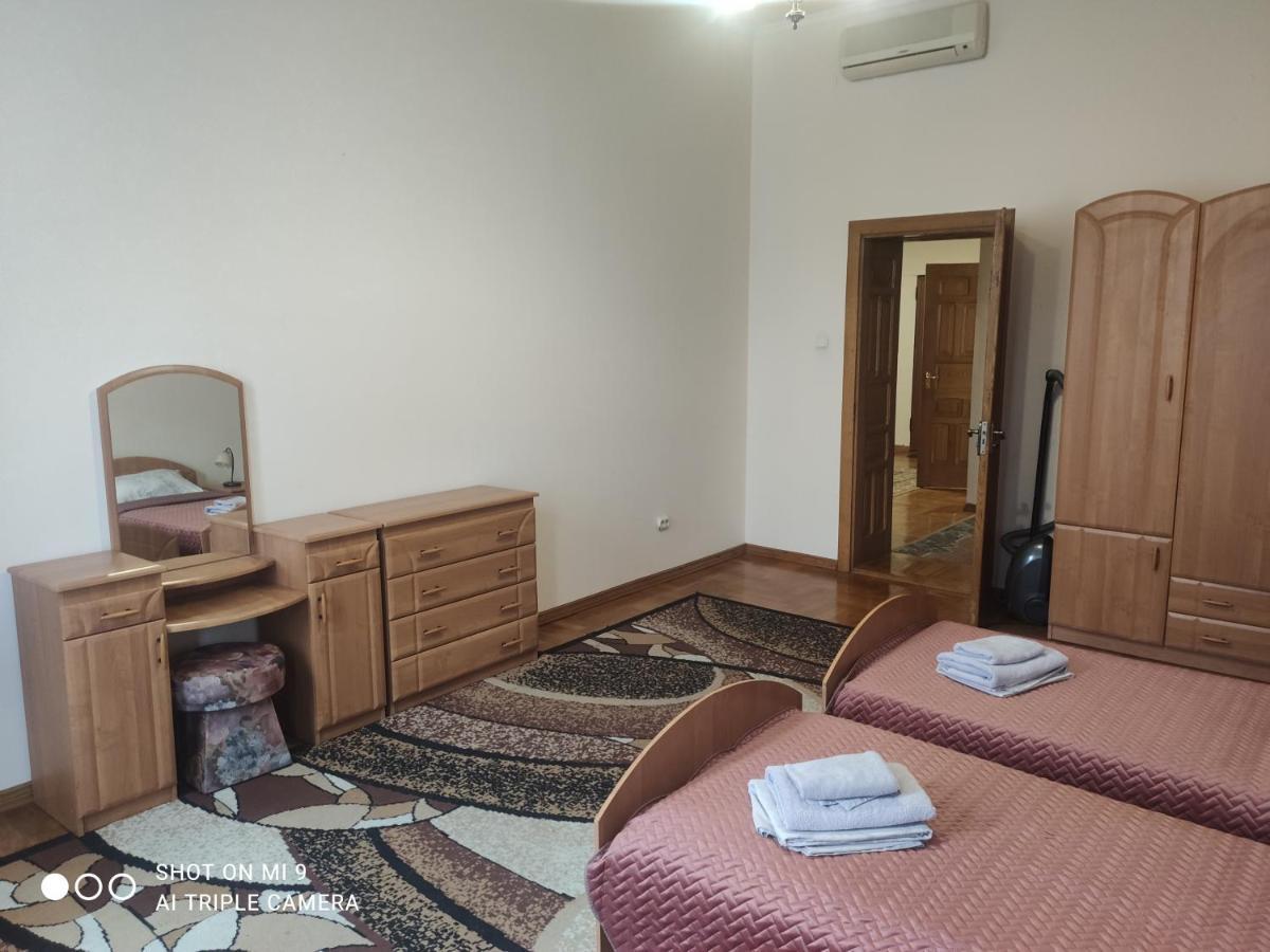 Apartments Domovik ,Kirilla I Mefodiya, 5 Mukácheve Exterior foto