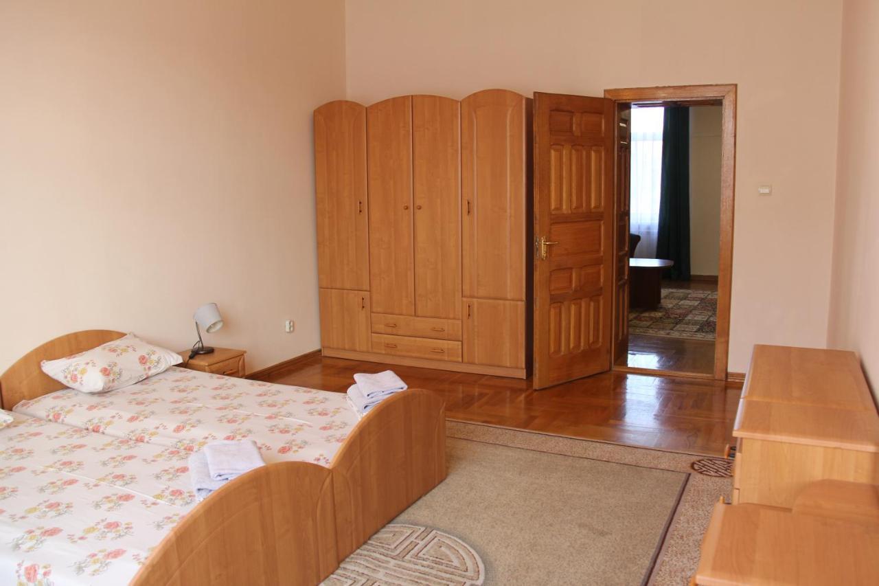 Apartments Domovik ,Kirilla I Mefodiya, 5 Mukácheve Exterior foto